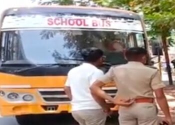 અટલબ્રિજ યોગાસર્કલ પાસે સ્કૂલ બસની બ્રેક ફેઇલ થતાં બે કારને અડફેટમાં લીધી,વિદ્યાર્થીઓનો બચાવ | Schoo…