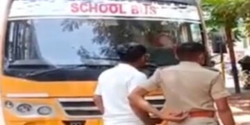 અટલબ્રિજ યોગાસર્કલ પાસે સ્કૂલ બસની બ્રેક ફેઇલ થતાં બે કારને અડફેટમાં લીધી,વિદ્યાર્થીઓનો બચાવ | Schoo…