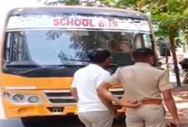 અટલબ્રિજ યોગાસર્કલ પાસે સ્કૂલ બસની બ્રેક ફેઇલ થતાં બે કારને અડફેટમાં લીધી,વિદ્યાર્થીઓનો બચાવ | Schoo…