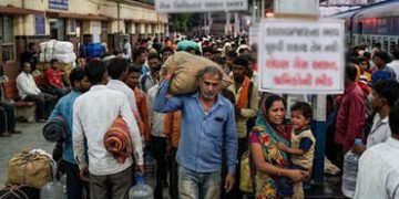 ગેસની અછત વચ્ચે શ્રમિકોએ વતનની વાટ પકડી, ટેક્સટાઈલ-ઉદ્યોગમાં કારીગરોની અછતની ભીતિ | Gas Shortage in …