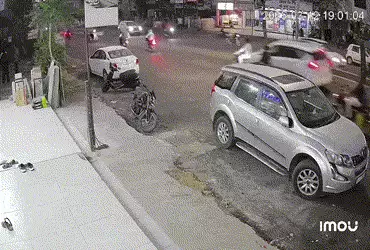 વડોદરાના છાણી વિસ્તારમાં પૂરપાટ ઝડપે આવતી કારે બાઈક સવારને હવામાં ફંગોળ્યો, ઘટનાના CCTV વાઈરલ | Vado…