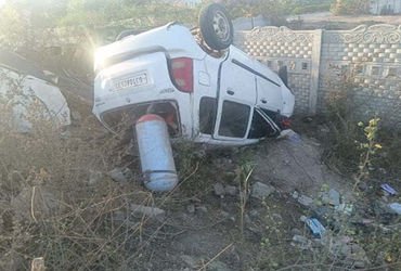 જામનગરની સમર્પણ હોસ્પિટલમાં ચાર દિવસ પહેલાં જ નર્સ તરીકે નોકરી પર ચડેલી એક યુવતીનું કાર અકસ્માતમાં ક…