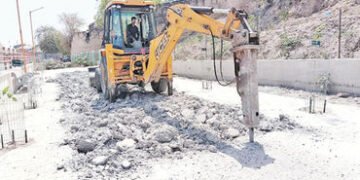 પાટડી રિવરફ્રન્ટ પર લાખોના ખર્ચે બનેલો તકલાદી સીસી રોડ તોડવાનું શરૂ કરાયુ | Demolition of fake CC ro…