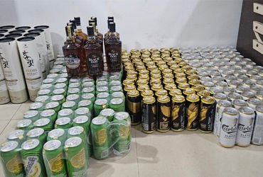 પાળીયાદ ગામની સીમમાંથી બિયરના ટીનનો જથ્થો મળ્યો | A quantity of beer tins was found on the outskirts…