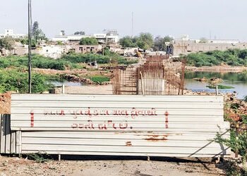 વઢવાણ-જીઆઇડીસીને જોડતા બેઠા પુલનું કામ ગોકળગતિએ ચાલતા લોકોને હાલાકી | slow pace of the construction …