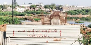 વઢવાણ-જીઆઇડીસીને જોડતા બેઠા પુલનું કામ ગોકળગતિએ ચાલતા લોકોને હાલાકી | slow pace of the construction …