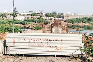 વઢવાણ-જીઆઇડીસીને જોડતા બેઠા પુલનું કામ ગોકળગતિએ ચાલતા લોકોને હાલાકી | slow pace of the construction …