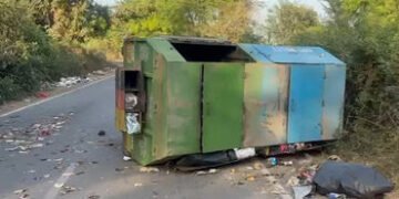 ચાપડ ગામે કચરાની ગાડી પલટી, શ્રમિક ઘવાયો | Garbage truck overturns in Chapad village worker injured