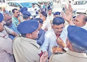 દહેગામમાં સાંસદના કાર્યક્રમમાં વિરોધ કરવા પહોંચેલા પશુપાલકોની અટકાયત | Cattle herders detained for p…