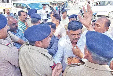 દહેગામમાં સાંસદના કાર્યક્રમમાં વિરોધ કરવા પહોંચેલા પશુપાલકોની અટકાયત | Cattle herders detained for p…