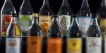 ફિલ્મી ઢબે પીછો કરી દારૃ ભરેલી કાર ઝડપી : ૮.૧૦ લાખનો મુદ્દામાલ જપ્ત | A car loaded with liquor was c…