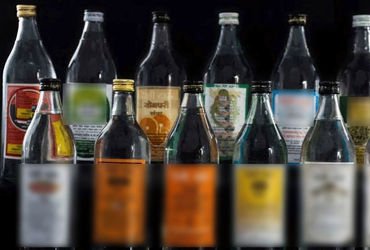 ફિલ્મી ઢબે પીછો કરી દારૃ ભરેલી કાર ઝડપી : ૮.૧૦ લાખનો મુદ્દામાલ જપ્ત | A car loaded with liquor was c…