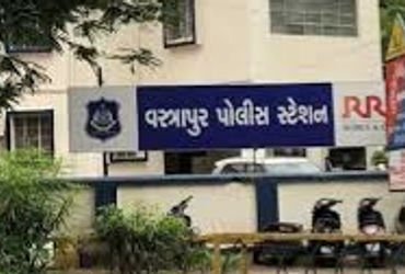 વસ્ત્રાપુરમાં ઘરઘાટી અઢી લાખની કોલ્ડ પોઇન્ટ પિસ્તોલ ચોરી કરી ગયો | domestic help stolen pistol from …