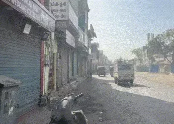 અમદાવાદ: હાટકેશ્વર બ્રિજ ભ્રષ્ટાચારનું જીવતું પ્રતીક બન્યો, કામમાં વિલંબ મુદ્દે વેપારીઓનો દેખાવો | A…