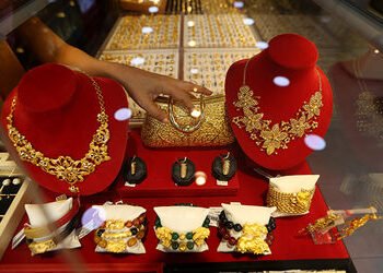 કિંમતી ધાતુમાં કડાકોઃ ચાંદીની કિંમતમાં એક ઝાટકે રૂ. 10 હજારથી વધુનો ઘટાડો, સોનું પણ સસ્તું | gold si…