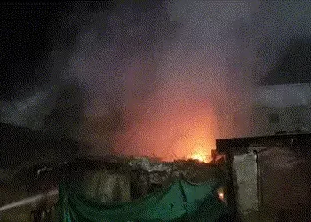 વડોદરા : કોયલીના મકાનમાં રાત્રે ભજનના કાર્યક્રમ દરમિયાન ગેસ સિલિન્ડર લીકેજ થતા આગ, 5 દાઝ્યા | Fire b…