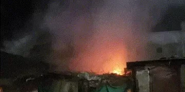 વડોદરા : કોયલીના મકાનમાં રાત્રે ભજનના કાર્યક્રમ દરમિયાન ગેસ સિલિન્ડર લીકેજ થતા આગ, 5 દાઝ્યા | Fire b…