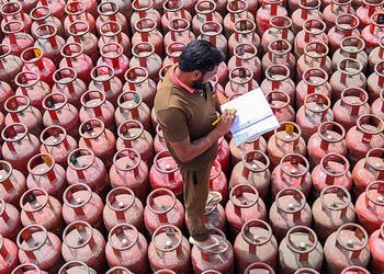 સિલિન્ડર સંકટ વચ્ચે કેન્દ્ર સરકારની ઓફર, LPGમાંથી PNGમાં શિફ્ટ થશો તો મળશે ફ્રી ગેસ | government png…