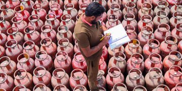 સિલિન્ડર સંકટ વચ્ચે કેન્દ્ર સરકારની ઓફર, LPGમાંથી PNGમાં શિફ્ટ થશો તો મળશે ફ્રી ગેસ | government png…