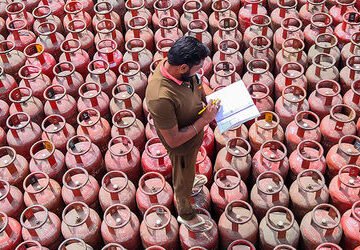 સિલિન્ડર સંકટ વચ્ચે કેન્દ્ર સરકારની ઓફર, LPGમાંથી PNGમાં શિફ્ટ થશો તો મળશે ફ્રી ગેસ | government png…