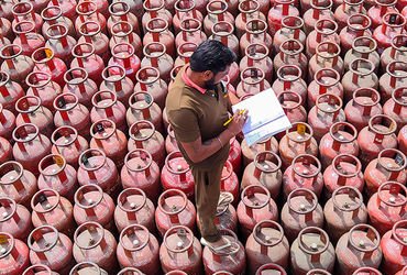 સિલિન્ડર સંકટ વચ્ચે કેન્દ્ર સરકારની ઓફર, LPGમાંથી PNGમાં શિફ્ટ થશો તો મળશે ફ્રી ગેસ | government png…