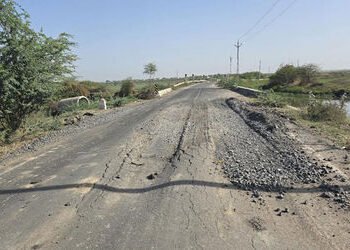 બગોદરા-સરલા રોડ ઓવરલોડ ડમ્પરોના કારણે બિસ્માર | Bagodra Sarla road damaged due to overloaded dumpers