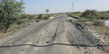 બગોદરા-સરલા રોડ ઓવરલોડ ડમ્પરોના કારણે બિસ્માર | Bagodra Sarla road damaged due to overloaded dumpers