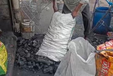 શહેરમાં કોલસાની ડિમાન્ડમાં ૨૫ ટકાનો વધારો, રોજ ૫૦૦૦ કિલો કોલસાનું વેચાણ | coal demand for cooking on…