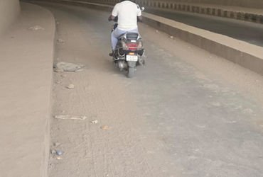 કોર્પોરેશનના કોન્ટ્રાકટરની બેદરકારી , કોન્ટ્રાકટરે ડિકેબીન અંડરપાસનો રોડ ધૂળીયો કર્યો,તંત્રના આંખ મિ…