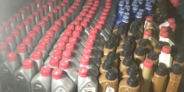 કુંભારવાડામાં નકલી એન્જીન ઓઈલ બનાવતી ફેક્ટરીનો પર્દાફાશ | Factory manufacturing fake engine oil bust…