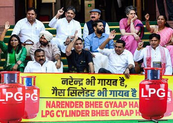 એલપીજી ગેસની અછતના મુદ્દે સંસદમાં વિપક્ષોનો હોબાળો | Opposition creates ruckus in Parliament over LP…