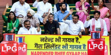 એલપીજી ગેસની અછતના મુદ્દે સંસદમાં વિપક્ષોનો હોબાળો | Opposition creates ruckus in Parliament over LP…