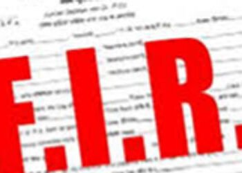 મંદિરના ઓટલા પર બેસીને મોબાઇલ પર વાત કરવાના મુદ્દે ઝઘડો | Argument over talking on mobile phone whil…