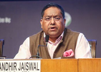 પહેલા અમેરિકામાં હિન્દુ મંદિરો પર થતાં હુમલા પર ધ્યાન આપો: USCIRF રિપોર્ટ પર ભારતનો જવાબ | India Rej…