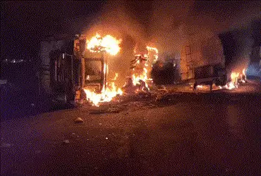 અમદાવાદ: સાણંદના વિરોચન નગર પાસે ટ્રિપલ અકસ્માત, થાર પર ડમ્પર પલટી જતાં બેના મોત | Ahmedabad: Two De…