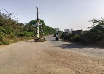 સુરત પાલિકા અને વીજ કંપની વચ્ચે સંકલનના અભાવે લોકોને હાલાકી : ભાઠા ગામના નવા ટીપી રોડ વચ્ચે થાંભલો એ…