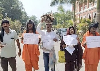 રાજ્યનું દેવું કરોડોમાં પહોંચ્યું : વડોદરા કલેકટર કચેરીએ સાધુ, માથે લાકડા અને ભિક્ષુક બનીને અનોખો વિ…