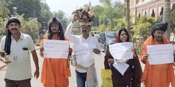 રાજ્યનું દેવું કરોડોમાં પહોંચ્યું : વડોદરા કલેકટર કચેરીએ સાધુ, માથે લાકડા અને ભિક્ષુક બનીને અનોખો વિ…