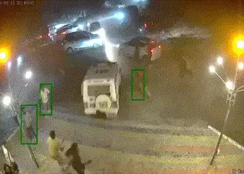 VIDEO: ગુજરાત પોલીસ માટે શરમજનક ઘટના! પાટણમાં 20નું ટોળું ધસી આવતા પોલીસકર્મીઓ ઊભી પૂંછડીએ ભાગ્યા | …