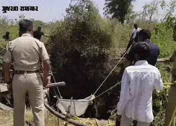 સુરેન્દ્રનગર: સાયલાની સીમ વિસ્તારમાં કૂવામાંથી યુવકનો મૃતદેહ મળ્યો, પોલીસ ઘટનાસ્થળે | Youth Body Fou…