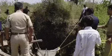 સુરેન્દ્રનગર: સાયલાની સીમ વિસ્તારમાં કૂવામાંથી યુવકનો મૃતદેહ મળ્યો, પોલીસ ઘટનાસ્થળે | Youth Body Fou…