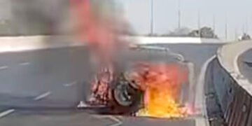 ખંભાત થી દર્શન કરી સુરત પરત જતી રિક્ષામાં આગ લાગતાં કૂદી પડેલા બે જણાને ઇજા | fire caught in ricksha…