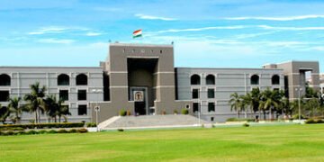 રેલવે સ્ટેશનની હદમાં વ્યક્તિને ઈજા થાય કે મૃત્યુ પામે તો તે વળતર મેળવવા હકદાર : ગુજરાત હાઇકોર્ટ | gu…