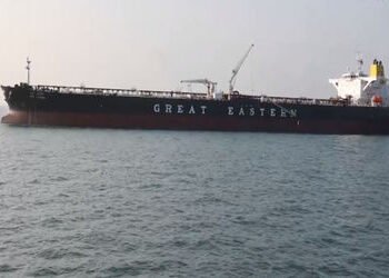 ગુજરાતના દરિયા કાંઠે ‘શિવાલિક’ અને ‘નંદા દેવી’ બાદ વધુ એક જહાજ ક્રૂડ ઓઈલ લઈને પહોંચ્યું | indian shi…