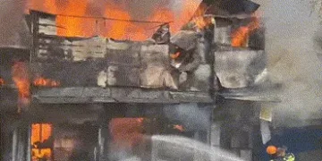 અમદાવાદના કાલુપુરના રેવડી બજારમાં ભીષણ આગ, 30 દુકાનો ખાખ, ફાયર બ્રિગેડની 20 ગાડીઓ ઘટનાસ્થળે | Ahmeda…