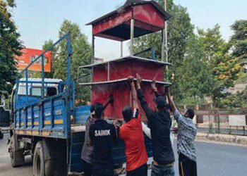 વડોદરામાં લાલબાગ ઓવરબ્રિજથી શ્રેયસ સ્કુલ સુધીના દબાણોનો સફાયો : 3 ટ્રક સામાન કબજે | 3 trucks of good…