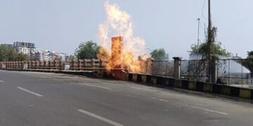 વડોદરામાં ચેતક બ્રિજ પર ગેસ લાઈન લીકેજથી ભીષણ આગ, એક કલાકની જહેમત બાદ કાબૂ | Massive fire breaks out…