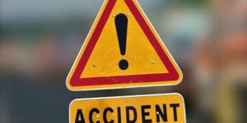 નેશનલ હાઈવે પર ઓટો રિક્ષા પલટી મારતા આગની ઝપેટમાં : બેને ઇજા | Auto rickshaw overturns on National H…