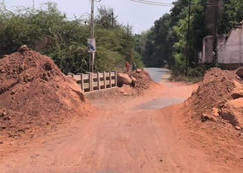 ખમીસાણાનો જોડતો જર્જરિત પુલ તંત્રએ સમારકામ ન કરતા લોકોએ ખુલ્લો કરી નાખ્યો | The dilapidated bridge c…