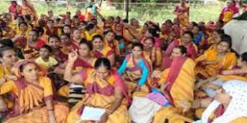 નડિયાદમાં પગાર વધારા સહિતની માંગ સાથે આંગણવાડીની બહેનોના 3 દિવસથી ધરણાં | Anganwadi sisters protest …